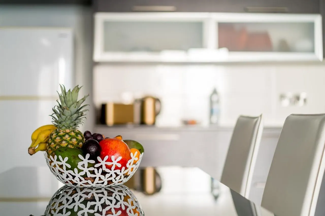 Mesogios House Suites Larnaca Appartamento