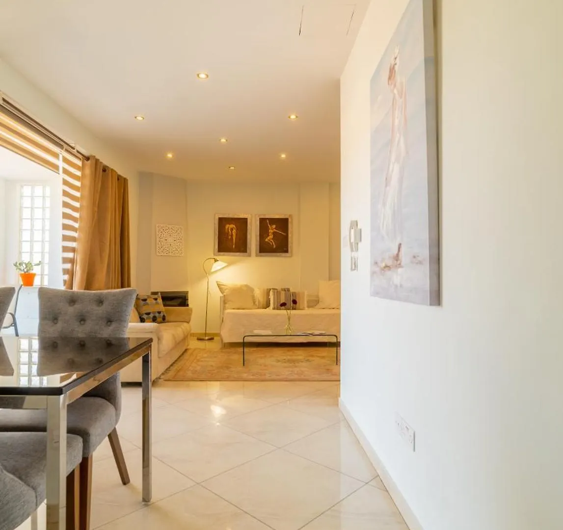 Mesogios House Suites Larnaca Appartamento
