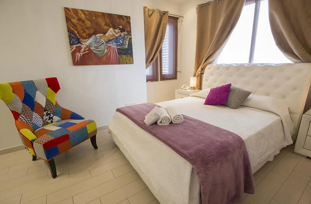 Mesogios House Suites Larnaca Appartamento