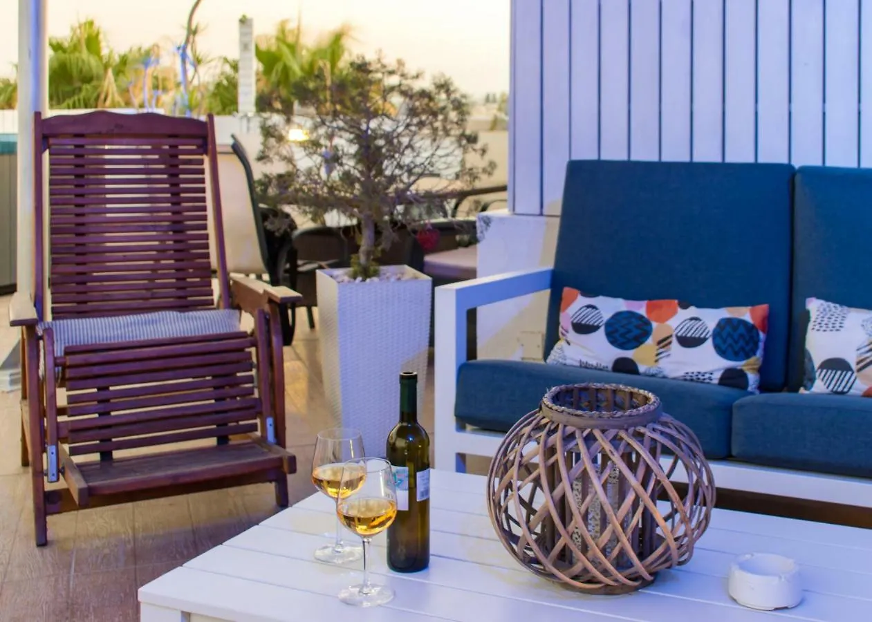 Mesogios House Suites Larnaca Appartamento