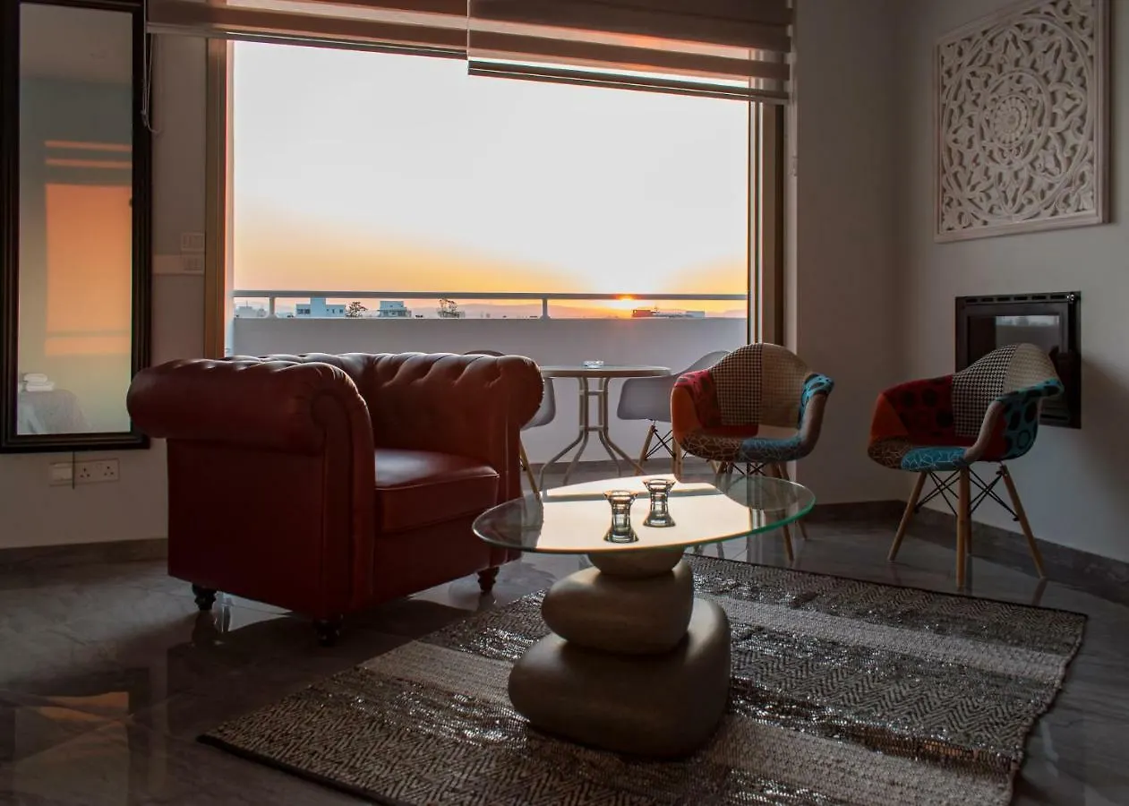 Mesogios House Suites Larnaca Cipro